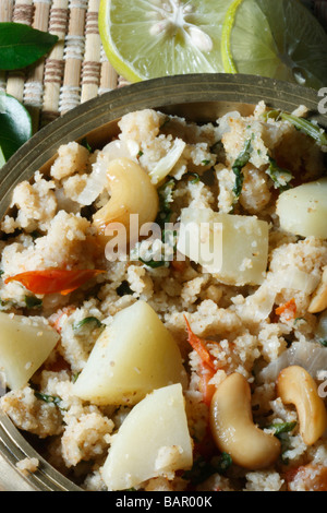 Upma est essentiellement un élément petit-déjeuner indien du sud et est habituellement fait avec les grains de blé raffiné Banque D'Images