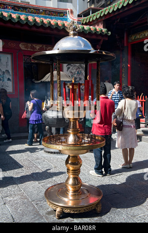 Les fidèles Bouddhistes et Taoïstes d'encens brûlant comme un rituel offrant au Temple Lungshan. Taipei, Taiwan. Banque D'Images