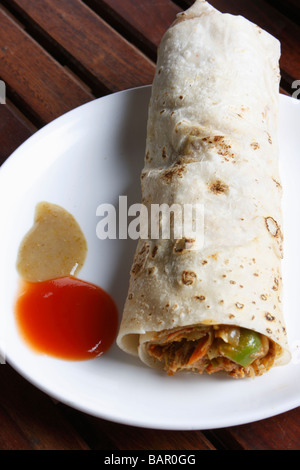 Chicken Kathi Roll est un fast food et un snack-plat de l'Inde/Asie du Sud. Banque D'Images