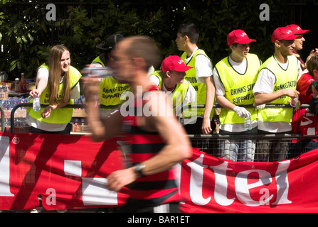 Un flou runner prend sur l'eau dans le Marathon de Londres 2009. Banque D'Images