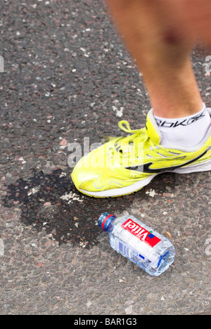 Jeter des bouteilles de boissons - Marathon de Londres 2009. Banque D'Images