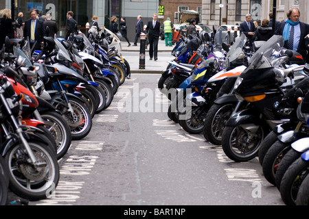 Rangées de motos garées dans la ville de Londres. Banque D'Images