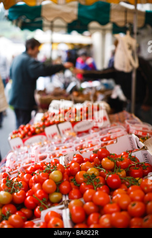 Blocage de la tomate au marché des fermiers de Stroud, Stroud, Gloucestershire, Royaume-Uni Banque D'Images