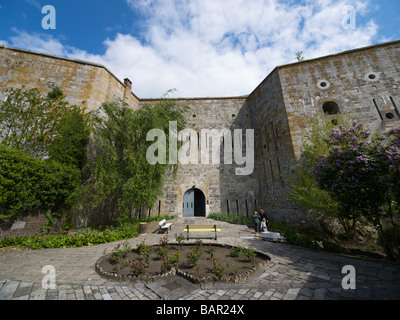 Entrée de la grande forteresse de montagne à Huy Belgique Banque D'Images