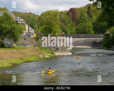 Personnes en kayak sur l'Ourthe à Durbuy Belgique Banque D'Images