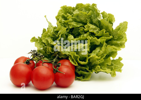 Tête de laitue et tomates - découpe de tomate (isolés, cut-out, cut out) sur fond blanc Banque D'Images