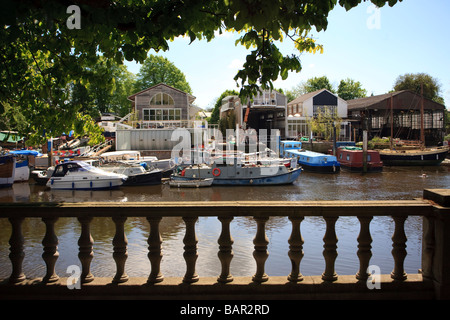 Maisons au bord de l'eau et la construction de bateaux sur l'île Pie de l'anguille dans la Tamise à Twickenham Banque D'Images