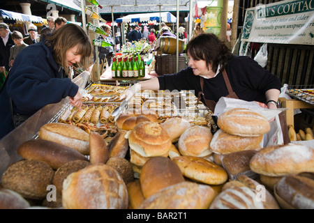 Pâtisserie & boulangerie Stroud Farmers Market, Stroud, Gloucestershire, Royaume-Uni Banque D'Images