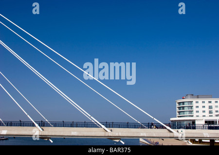 Détail de Marine Way Bridge à Southport avec Ramada Hotel en arrière-plan Banque D'Images