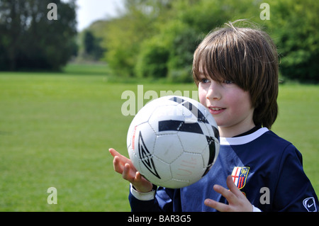 Match de football du garçon, Bury St Edmunds, Suffolk, Angleterre, Royaume-Uni Banque D'Images