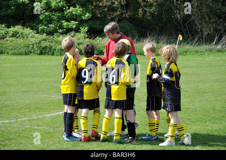 Match de football du garçon, Bury St Edmunds, Suffolk, Angleterre, Royaume-Uni Banque D'Images