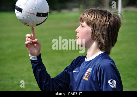 Match de football du garçon, Bury St Edmunds, Suffolk, Angleterre, Royaume-Uni Banque D'Images