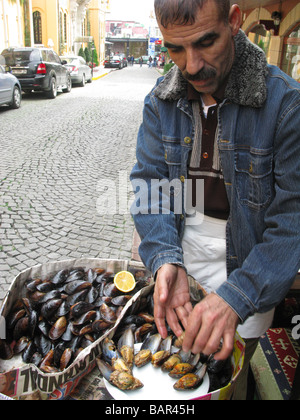 Vendeur de rue, la vente de moules fraîches Sultanahmet Istanbul Turquie Banque D'Images