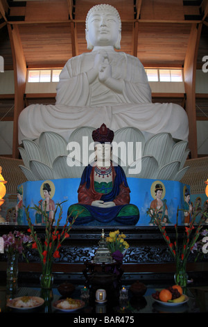 Statues de Bouddha Vairocana et Kuan-Yin dans la grande salle du Bouddha au monastère dans la région de Carmel Chuang Yen, New York, USA Banque D'Images