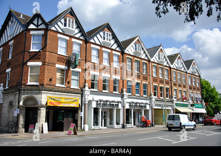 High Street, Weybridge, Surrey, Angleterre, Royaume-Uni Banque D'Images