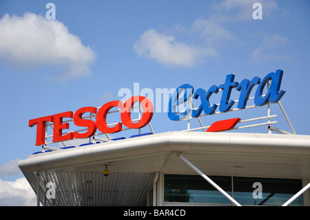 Panneau de supermarché Tesco Extra, Station Road, Addlestone, Surrey, Angleterre,Royaume-Uni Banque D'Images