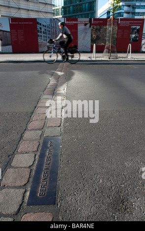 Allemagne Berlin Mauerweg Promenade Mur de Berlin à Checpoint Charlie Banque D'Images