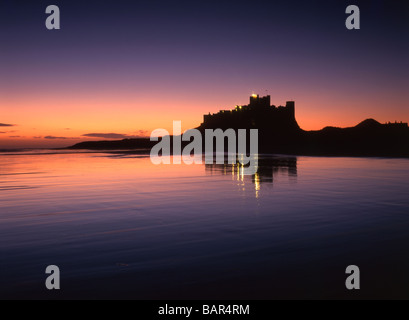 Beauté avant l'aube sur la plage et château de Bamburgh à, sur la côte de Northumberland England Banque D'Images