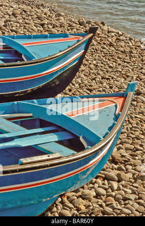 Bateaux de pêche côtière de classe Canoa sur plage de l'île de Madère Funchal Portugal Océan Atlantique Banque D'Images