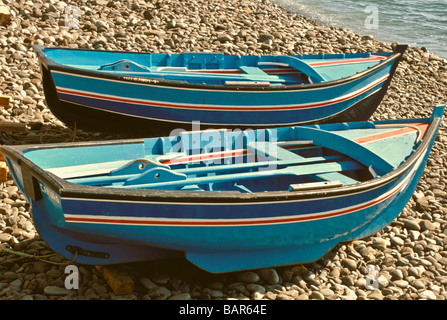 Bateaux de pêche côtière de classe Canoa sur plage de l'île de Madère Funchal Portugal Océan Atlantique Banque D'Images