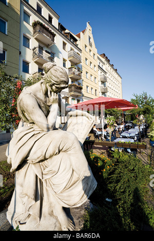 Allemagne, Berlin, Nikolaiviertel, sidewalk cafe, Sculpture en premier plan Banque D'Images