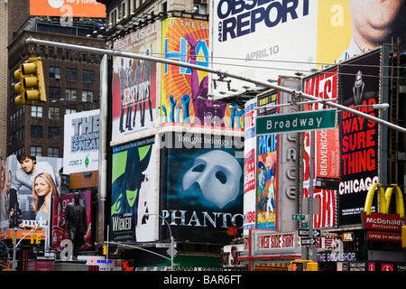 Times Square New York, à l'intersection de la 7e Avenue et Broadway avec la statue de George M Cohen Banque D'Images