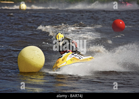 Course de jetski prenant part à des courses de jet ski à Tees Barrage dans Stockton 3 Mai 2009 Banque D'Images