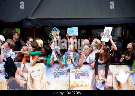 Fans de Hannah Montana UK premiere, Leicester Square, Londres, Angleterre Banque D'Images