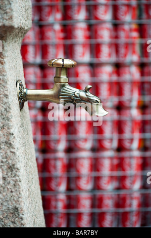 Jardin d'un robinet d'eau en face d'un mur peut coca cola dans un jardin conçu les jardins de Keukenhof, à Lisse, Amsterdam, Pays-Bas Banque D'Images