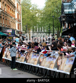 L'acteur de signer des autographes pour les fans de Hannah Montana UK premiere, Leicester Square, Londres, Angleterre Banque D'Images