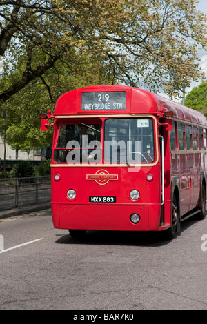 Plate-forme ouverte 1952 AEC RF London Transport bus rouge pendant vintage véhicule commercial rally, Brighton. Banque D'Images