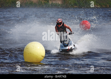 Course de jetski prenant part à des courses de jet ski à Tees Barrage dans Stockton 3 Mai 2009 Banque D'Images