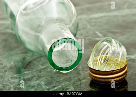 Bouteille de verre coupés au cou avec un bouchon de vase d'or Banque D'Images