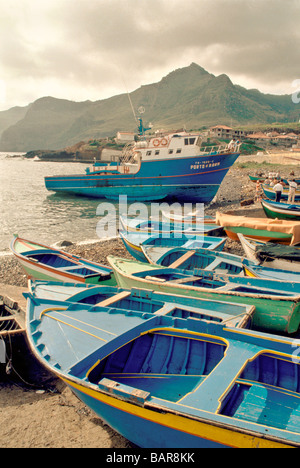 Bateaux de pêche côtière de classe Canoa et au-delà un thonier à Canical l'île de Madère, Portugal Océan Atlantique Banque D'Images