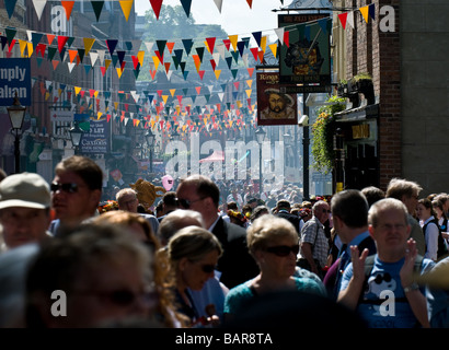 High Street bondé aux socs Festival Banque D'Images