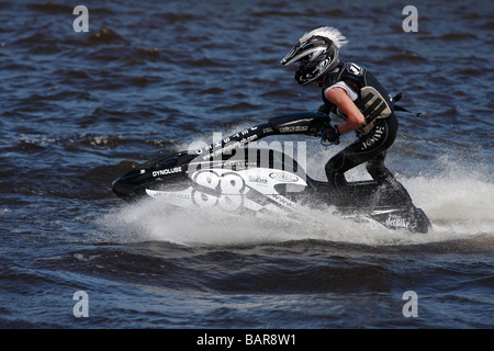 Course de jetski prenant part à des courses de jet ski à Tees Barrage dans Stockton 3 Mai 2009 Banque D'Images