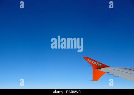 Pointe de l'aile d'un avion Easyjet contre un ciel bleu Banque D'Images
