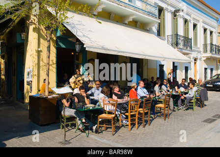 Terrasses de cafés dans le quartier Plaka d'Athènes Grèce Europe Banque D'Images