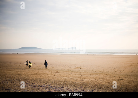 Surfers sur le Gower. Banque D'Images