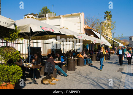 Terrasses de cafés dans le quartier Plaka d'Athènes Grèce Europe Banque D'Images