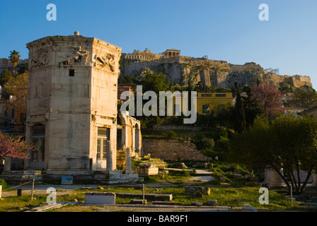 Tour des vents à l'Agora romaine avec l'Acropole dans le contexte en Plaka d'Athènes Grèce Europe Banque D'Images