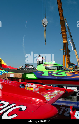 Les mécaniciens ont travailler sur Seattle's Chevrolet Cup hydroglisseurs comme pilote effectue l'acrobatie. Banque D'Images