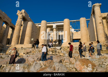 Les gens qui sortent de l'acropole par Beule Gate à Athènes Grèce Europe Banque D'Images