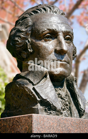 Le buste en bronze du président George Washington à l'angle de l'Université George Washington à Washington DC USA Banque D'Images