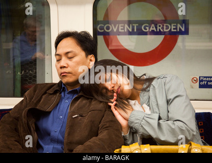Couple, métro de Londres, Londres, Angleterre Banque D'Images