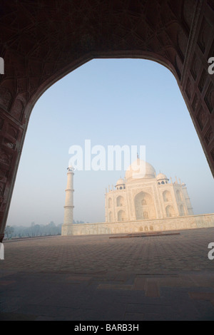 Vue à travers une arche au mausolée, le Taj Mahal, Agra, Uttar Pradesh, Inde Banque D'Images