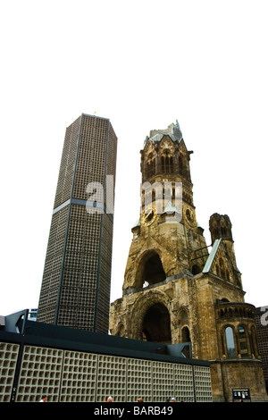 Allemagne, Berlin, Breitscheidplatz, Église du Souvenir Empereur Guillaume, nouveau bâtiment à côté de la ruine Banque D'Images