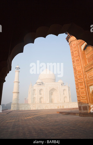 Vue à travers une arche au mausolée, le Taj Mahal, Agra, Uttar Pradesh, Inde Banque D'Images