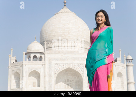 Femme debout en face d'un mausolée, le Taj Mahal, Agra, Uttar Pradesh, Inde Banque D'Images
