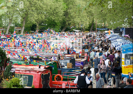 Étroites décorées de bateaux amarrés sur le Regents Canal dans 'la petite Venise' au cours Canalway Cavalcade, Londres, Royaume-Uni Banque D'Images